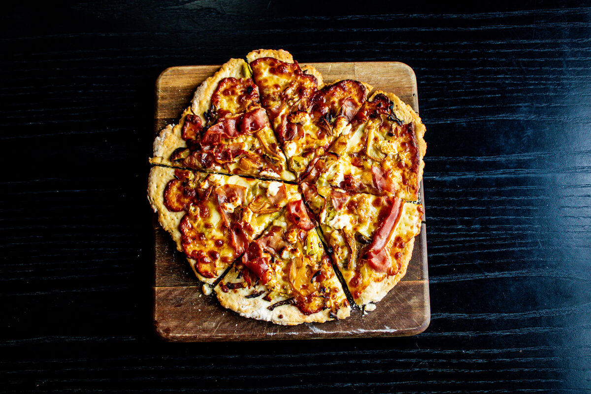 Prosciutto and pear pizza